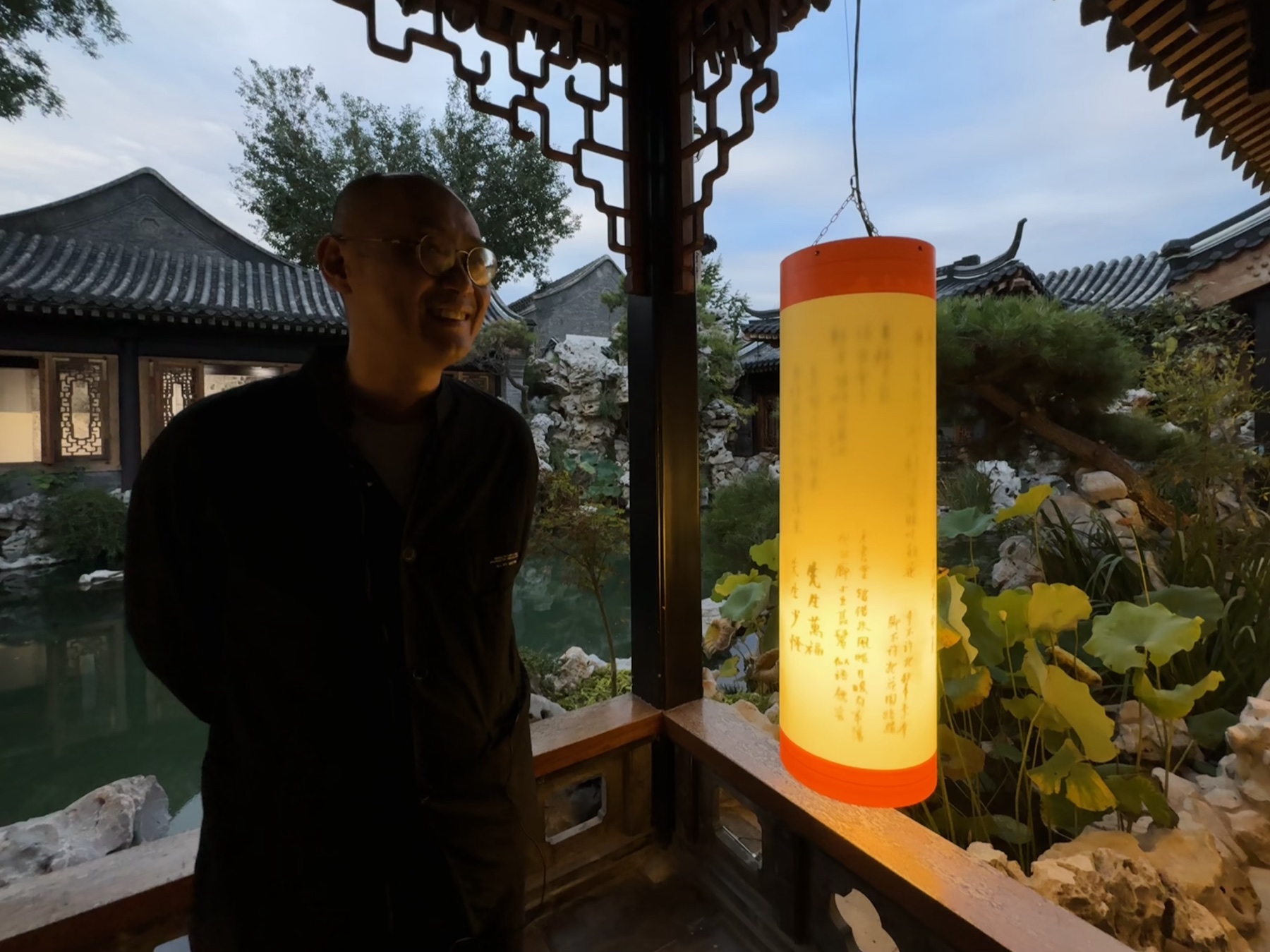 《镜花水月》展览现场，庭园与灯箱